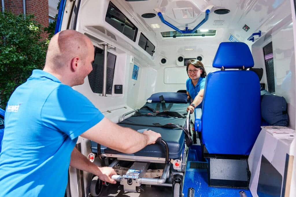 Speziell ausgerüstetes Huckepack-Fahrzeug für Liegendtransporte – sicher, diskret und menschlich.